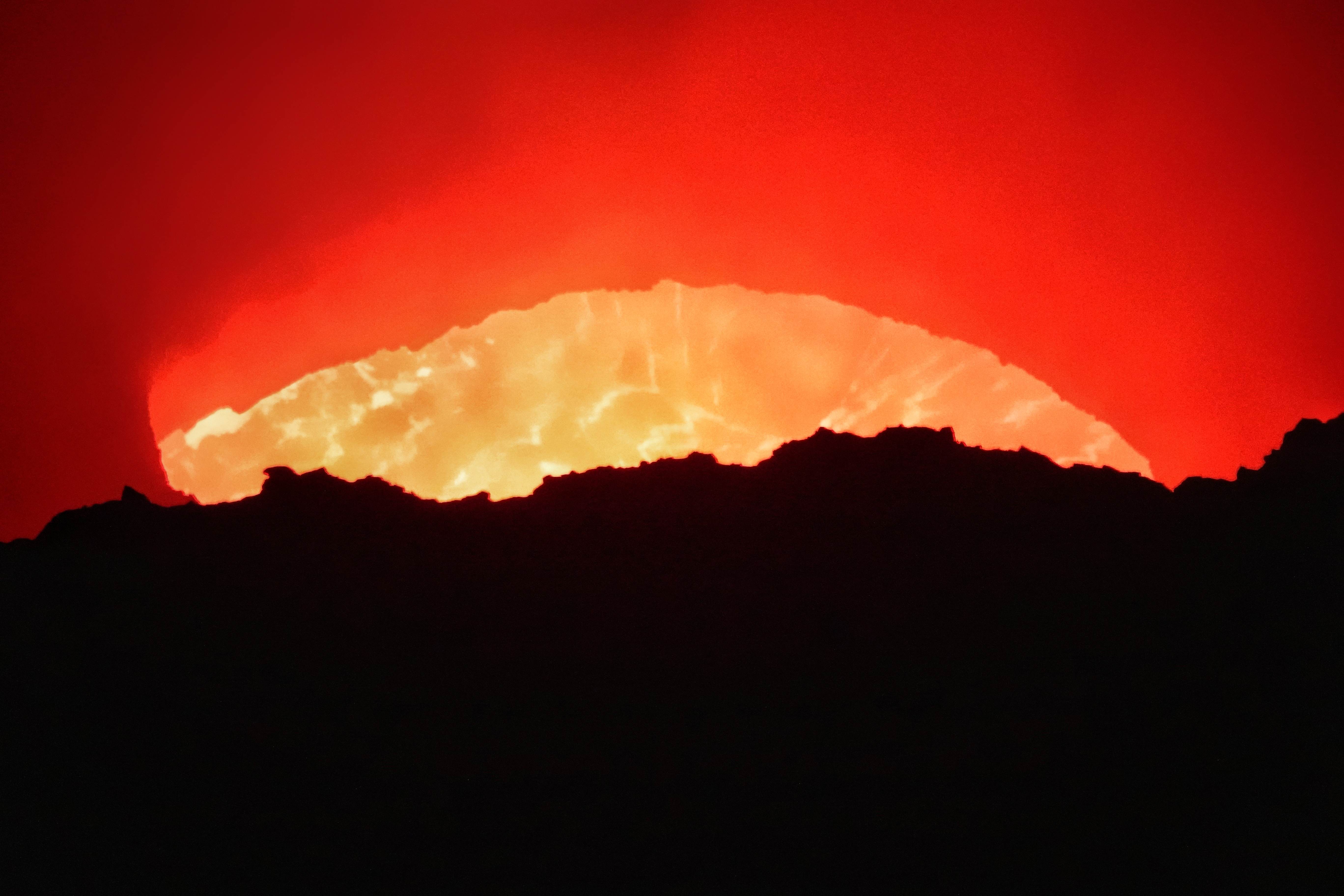Lueur rouge du lac de lave du volcan Masaya